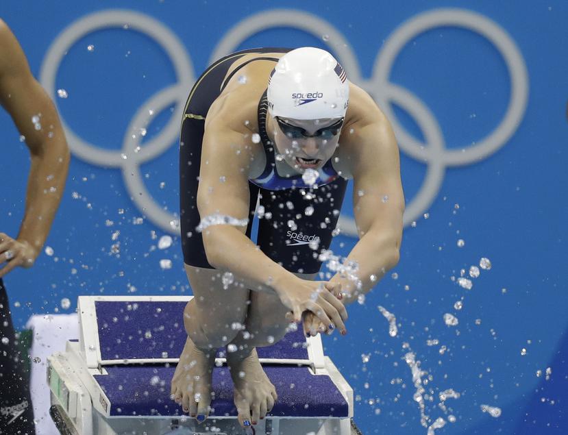 La Federación de Natación de Estados Unidos pidió el aplazamiento de las Olimpiadas. En la foto, Katie Ledecky ganadora de cuatro medallas de oro en Río 2016.  (AP)
