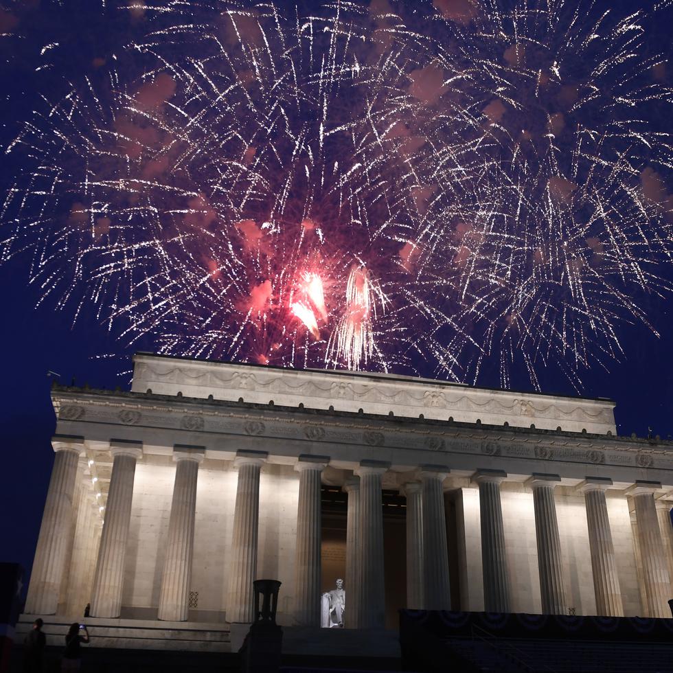 Fuegos artificiales estallan sobre el Monumento a Lincoln, en Washington, 4 de julio de 2019.