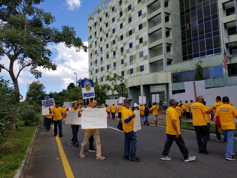 "Obreros unidos, jamás serán vencidos", protestaba en conjunto el grupo que se presentó ante la sede del Departamento de Recursos Naturales y Ambientales. (Suministrada)