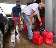 Ciudadanos se abastecían de combustible en una gasolinera en Utuado.