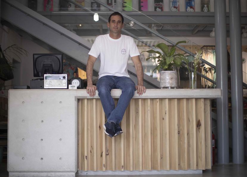 Carlos Cabrero, fundó la tienda Tres Palmas cuando a penas tenía 21 años, y mientras  permanecía activo en los circuitos de surfing. Ahora, está próximo a cumplir sus 44 años.