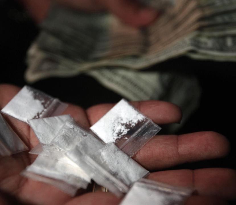 Se confiscaron nueve bolsitas y 71 cápsulas de crack y 86 pastillas de medicamentos controlados. (GFR Media)