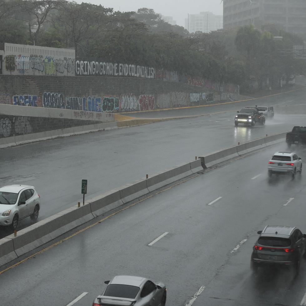 La avenida Baldorioty de Castro durante un aguacero sobre el área de San Juan.