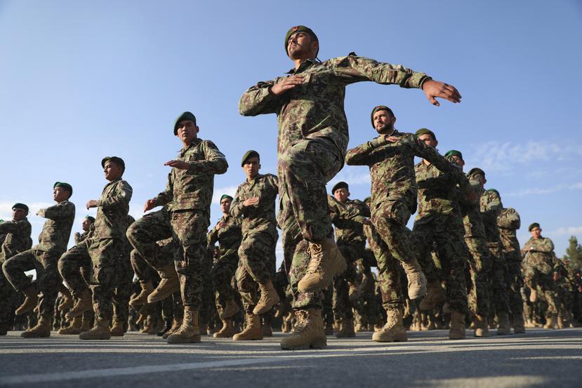 En esta foto de archivo del 29 de noviembre de 2020, los recién graduados del Ejército Nacional Afgano marchan durante su ceremonia de graduación después de un programa de entrenamiento de tres meses en la Academia Militar Afgana en Kabul, Afganistán.