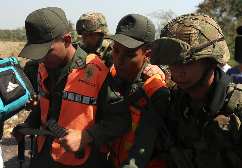 Miembros del Ejército colombiano acompañan a dos agentes de la Guardia Nacional Bolivariana (GNB) que desertaron hacia Cúcuta, Colombia. (EFE)