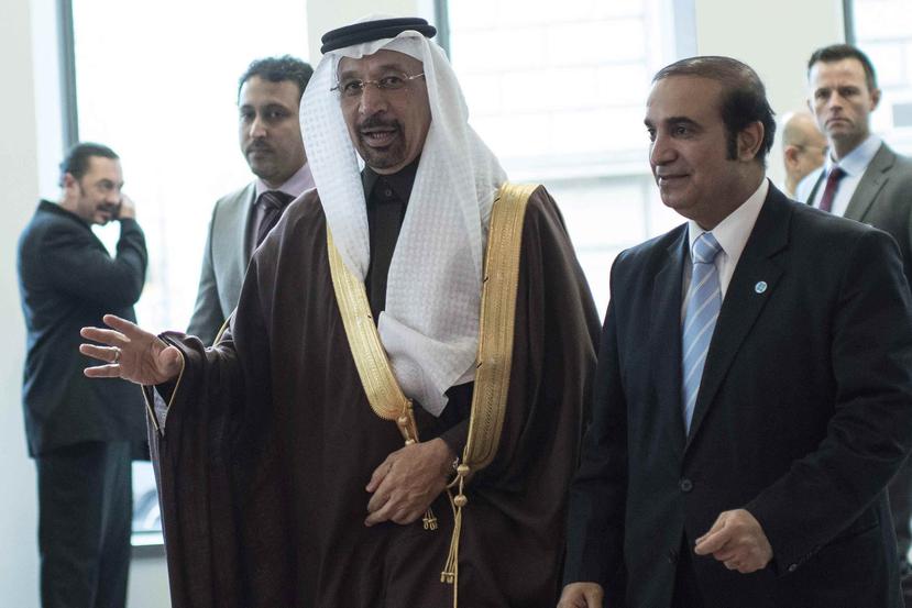 El ministro de Petróleo de Arabia Saudí, Jalid Al-Falih (centro), fue clave en el acuerdo para recortar la producción de petróleo de la OPEP. (EFE / Christian Bruna)