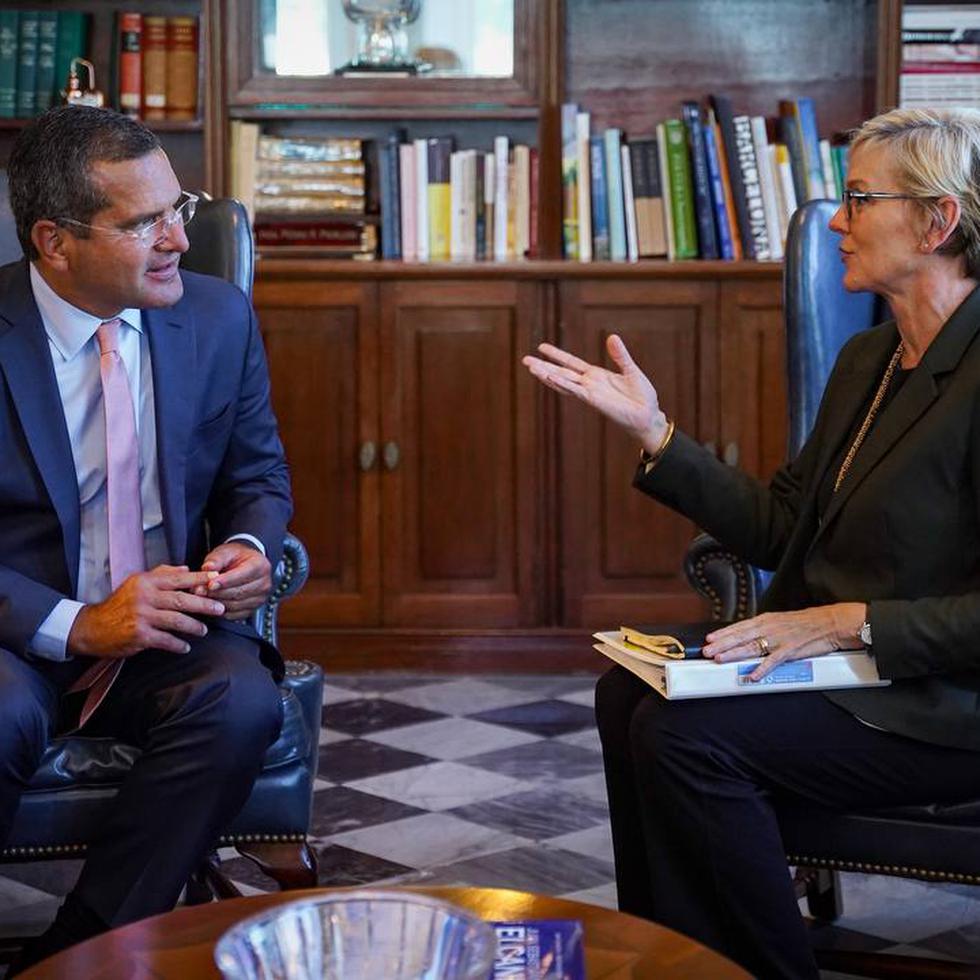 El gobernador Pedro Pierluisi junto a la secretaria del Departamento de Energía federal, Jennifer Granholm.