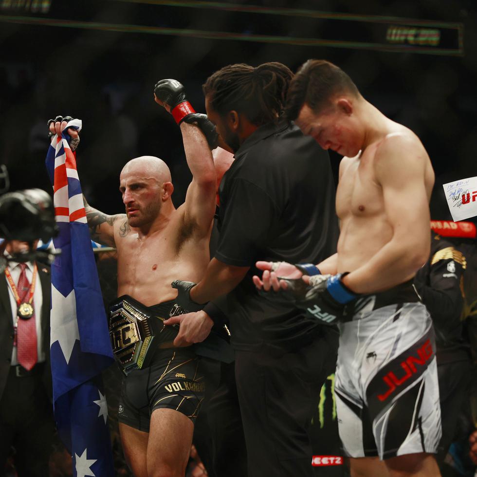Alexander Volkanovski, a la izquierda, es anunciado como el ganador en la pelea estelar de UFC 273.