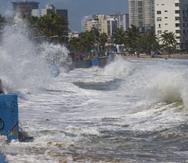 Impacto de las olas rompientes en la costa de la playa el Último Trolley el 13 de septiembre de 2022. La marejada es provocada por la energía que produjo el huracán Earl.