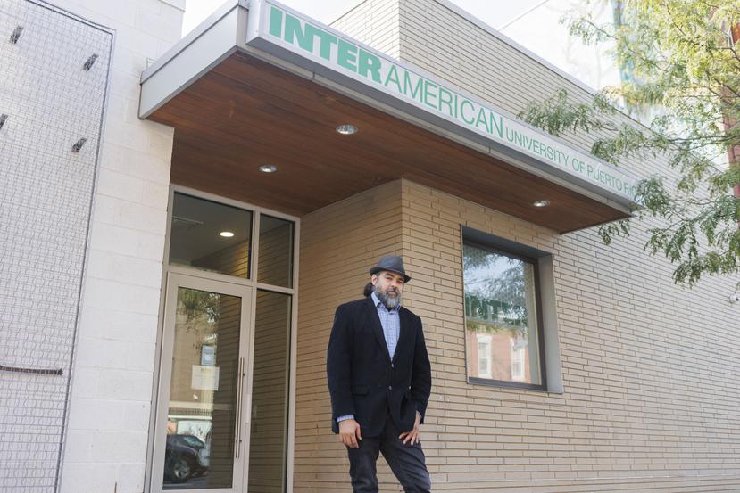 Ramon Torres, director de la Inter Philadelphia Education Center, posa frente a la entrada de la sede de la institución.