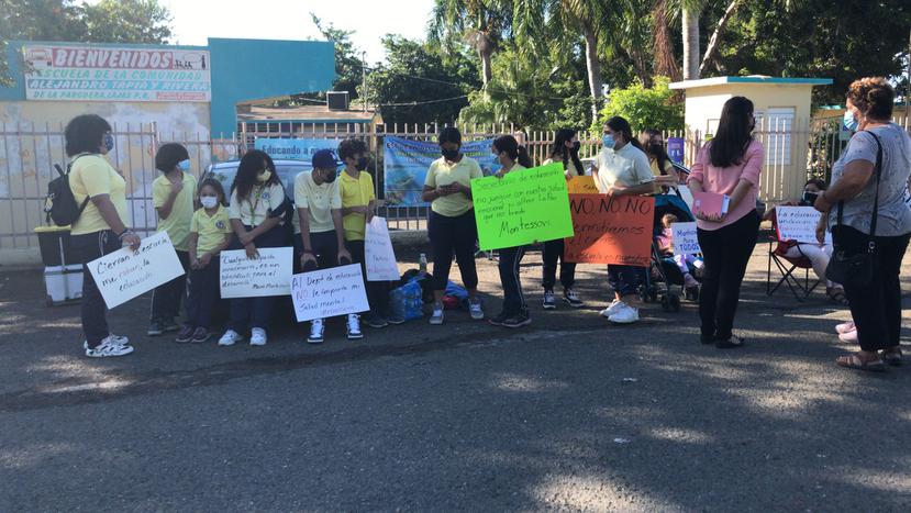 Estudiantes participaron de una manifestación frente a la escuela Alejandro Tapia y Rivera, en Lajas, para rechazar la decisión de Educación de regresarlos a la Escuela Elemental Urbana Nueva de Lajas.