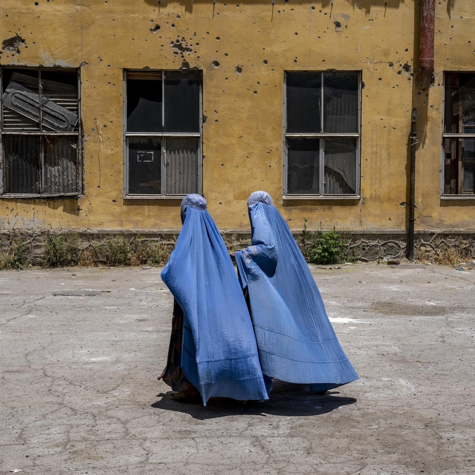 Mujeres afganas esperan a recibir raciones de comida distribuidas por un grupo humanitario en Kabul, Afganistán, el 28 de mayo de 2023. (AP Foto/Ebrahim Noroozi, Archivo)