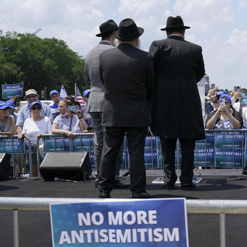 El American Jewish Committee emitió un informe el martes que indica que casi dos de cada tres judíos estadounidenses se sienten menos seguros en Estados Unidos que hace un año.