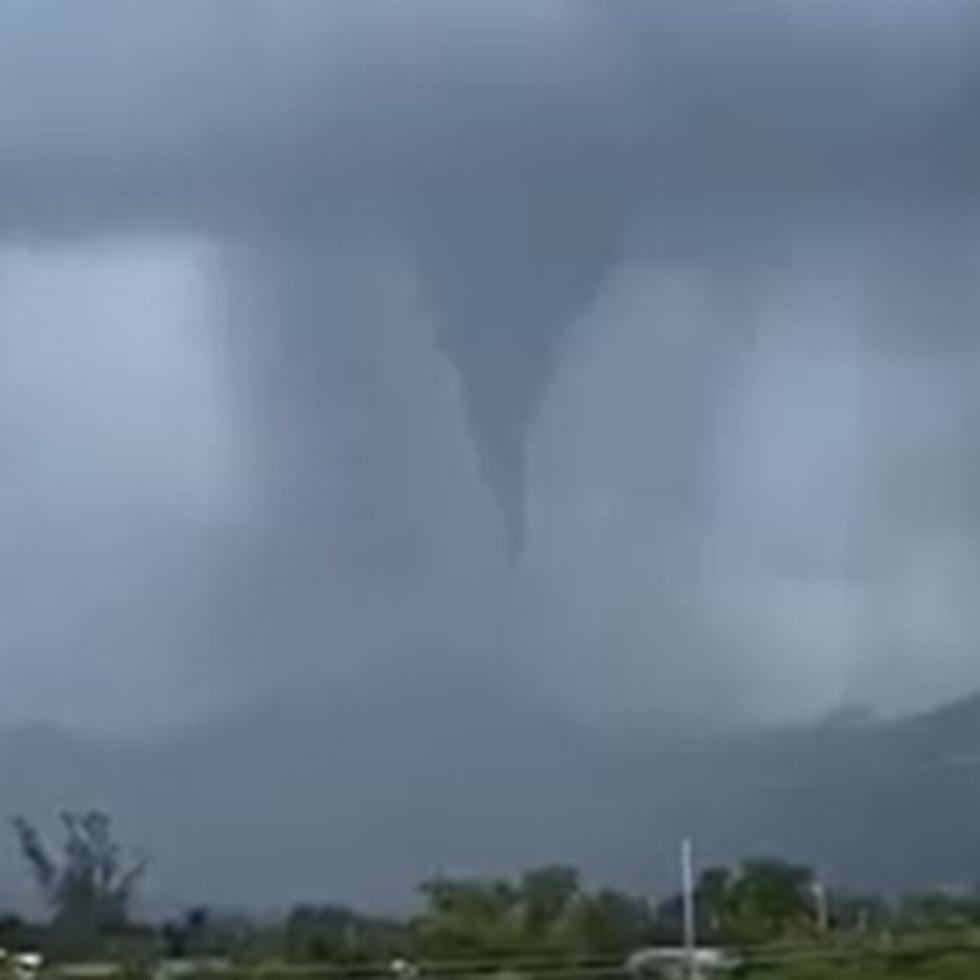 Según el SNM, una nube de embudo está asociada con una columna rotativa de aire con superceldas de tormentas que producen tornados.