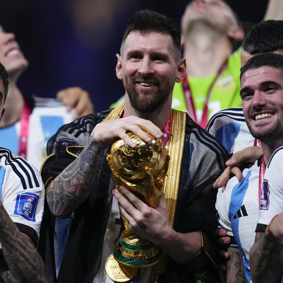 Lionel Messi aguanta la Copa del Mundo vestido con una "bisht", capa tradicional en Oriente Medio.