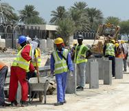 Catar utiliza unos dos millones de obreros migrantes para construir los estadios, hoteles y otros proyectos de infraestructura relacionados con el Mundial de 2022. (EFE)