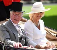 El rey Carlos III del Reino Unido (i), junto a su esposa, Camila, en una fotografía de archivo. EFE/Neil Hall
