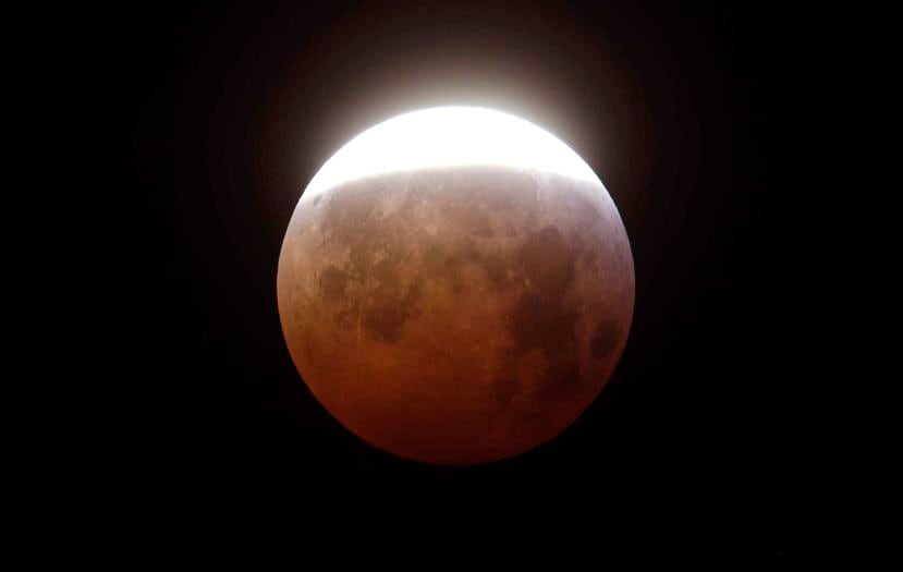 Vista del eclipse luna desde Francia. (AP)
