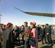 Fotografía cedida hoy por la Biblioteca y Museo Presidencial de John F. Kennedy donde aparece el presidente Kennedy y su esposa, la primera dama Jacqueline B. Kennedy, a su llegada el 22 de noviembre de 1963 al aeropuerto local de Love Field en Dallas, Texas. Más tarde, ese día, sería asesinado.