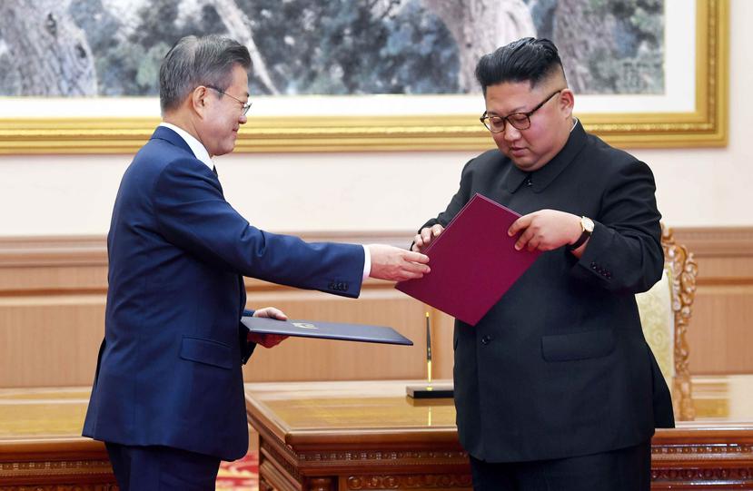 El líder norcoreano, Kim Jong-un, y el presidente surcoreano, Moon Jae-in, intercambian documentos durante la tercera cumbre intercoreana que se realizó del 18 al 30 de septiembre. (EFE)