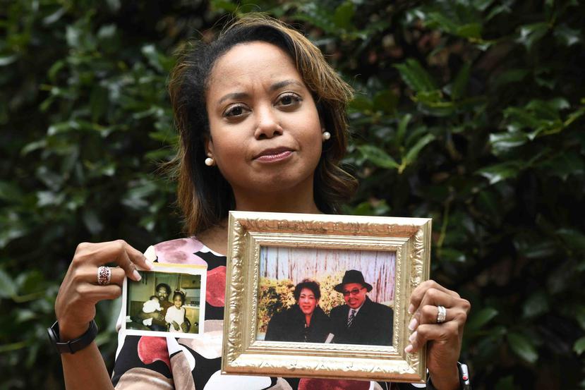 Donna Cryer muestra fotos de su padre, quien falleció sin que se le permitiera a la familia donar sus órganos para salvar vidas. (AP / Susan Walsh)