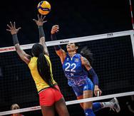 La boricua Karina Ocasio pasa un balón por encima de la defensa de Camerún durante la acción del Grupo A en el Mundial de voleibol femenino en Países Bajos.
