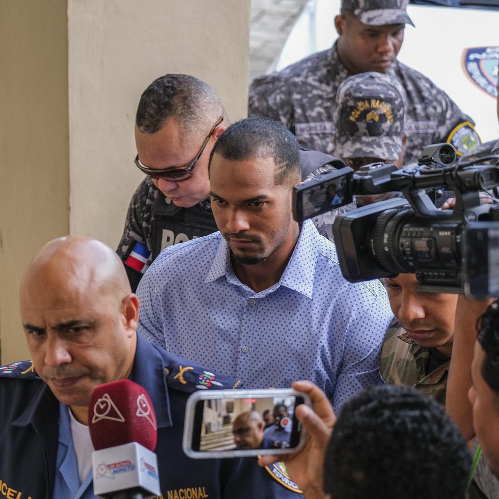 Wander Franco (centro) campocorto de los Rays de Tampa Bay, a su llegada al tribunal en Puerto Plata, República Dominicana.