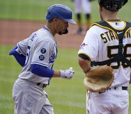 Mookie Betts, de los Dodgers, cruza el plato tras conectar un jonrón abriendo el partido. Lo observa el receptor de Pittsburgh, Jacob Stallings.