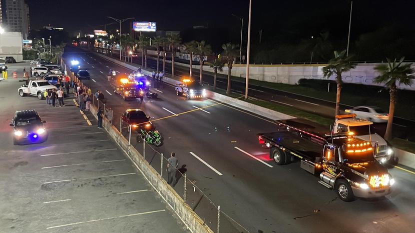 Imagen de la escena donde un motociclista falleció en el kilómetro 5.9 del expreso Baldorioty de Castro, en Carolina