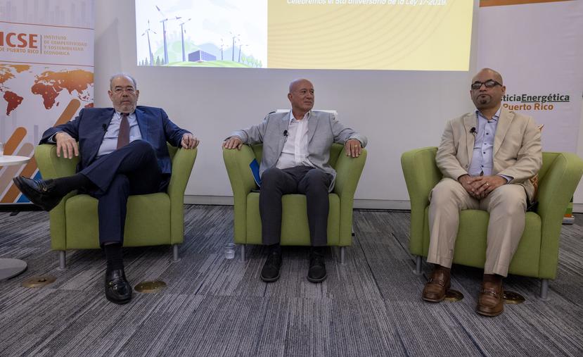 De izquierda a derecha, el licenciado Fernando Agrait y los exsenadores Larry Seilhamer y Ramón Luis Nieves, durante la presentación del Glosario Energético.
