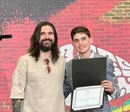 El músico Juanes presentó la beca "Prodigio" al joven cuatrista Xavier Cintrón, natural de Peñuelas. (Alicia Civita/Especial para El Nuievo Día)