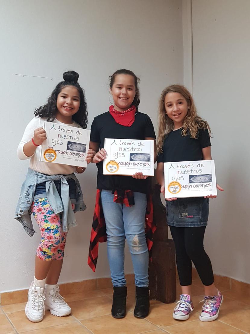Desde la izquierda, Lorena Vélez,  Priscilla González y Andrea Morales, estudiantes de cuarto grado del Colegio De La Salle, muestran el libro que crearon en su clase de escritura creativa. (Suministrada)