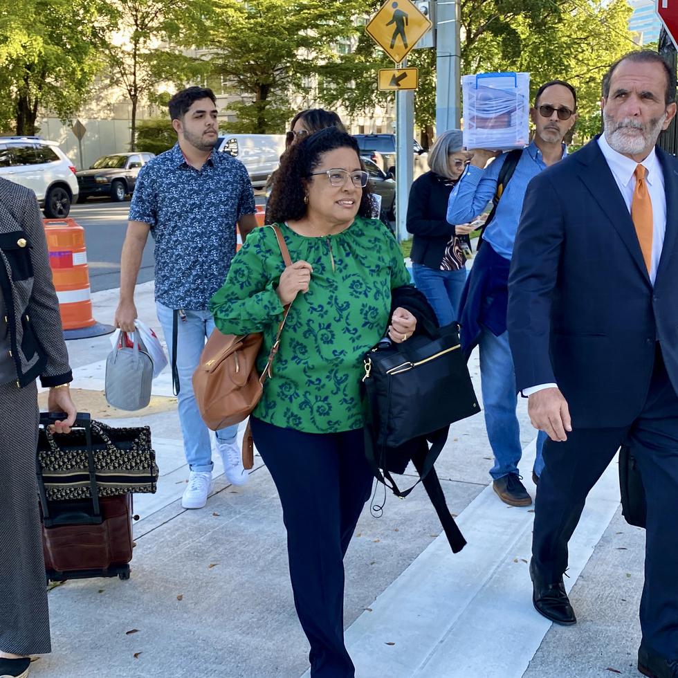 La vista de sentencia de María Milagros "Tata" Charbonier (centro) y su esposo Orlando Montes Rivera está pautada para el 10 de abril.