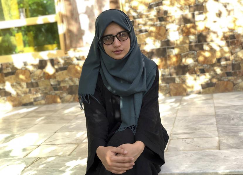 Salgy Baran, de 18 años, obtuvo la mejor nota en los exámenes de acceso a la universidad en todo Afganistán, posa para una fotografía en su casa en Kabul, Afganistán.