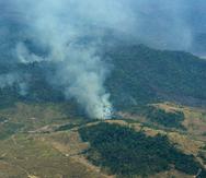Un incendio provoca humo en una parte de bosque amazónico en la localidad de Altamira, en el estado de Pará, Brasil. (AP /Leo Correa)