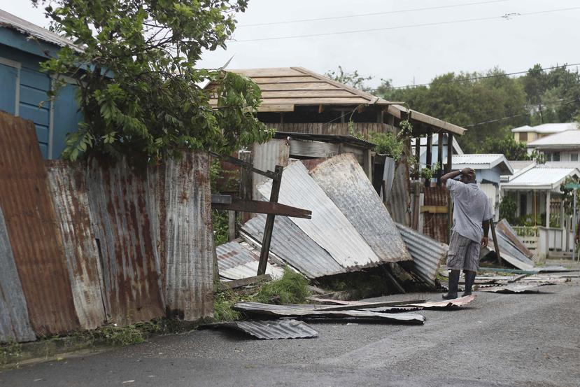 Un hombre evalua su propiedad en St. John's en Antigua y Barbuda. (AP)