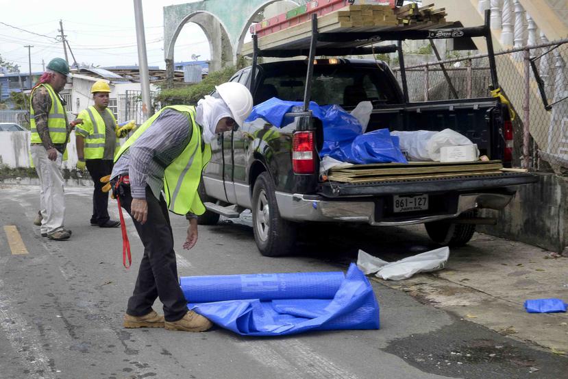Trabajadores de FEMA colocando toldos tras el paso del huracán María.  (GFR Media)