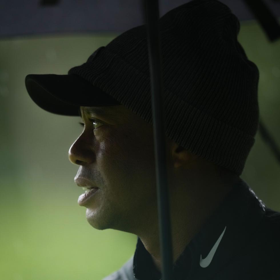 Tiger Woods se enfrentó a la luvia y el frío que se sintieron en el campo del Augusta National Golf Club.