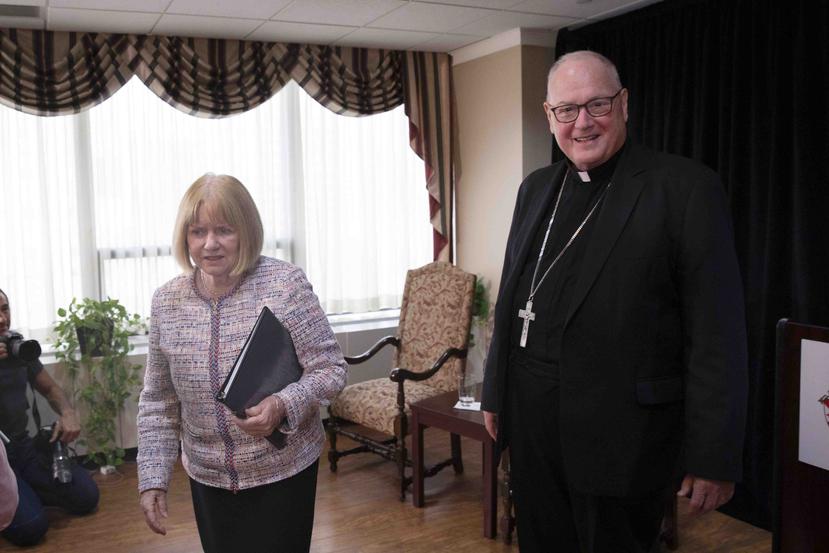 La exjueza Barbara Jones y el cardenal Timothy Dolan. (AP)