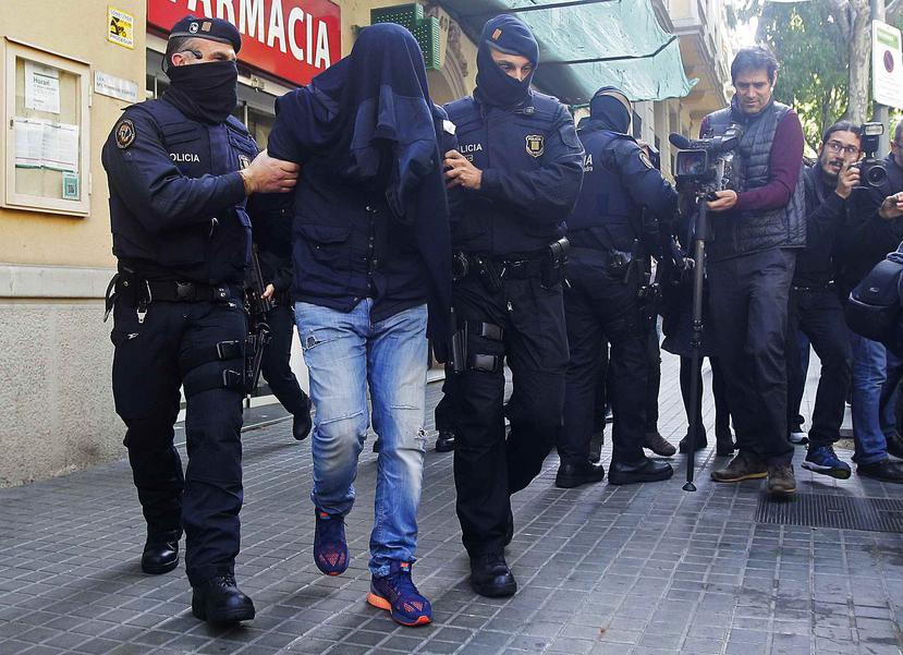 La operación del martes incluyó 12 cateos en cinco localidades, entre ellas Barcelona, dijeron los Mossos. (The Associated Press)