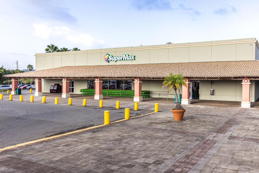 Fachada del nuevo supermercado Supermax en Dorado.