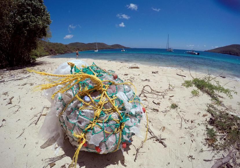 En la foto, plásticos acumulados en playa Tamarindo en Culebra.