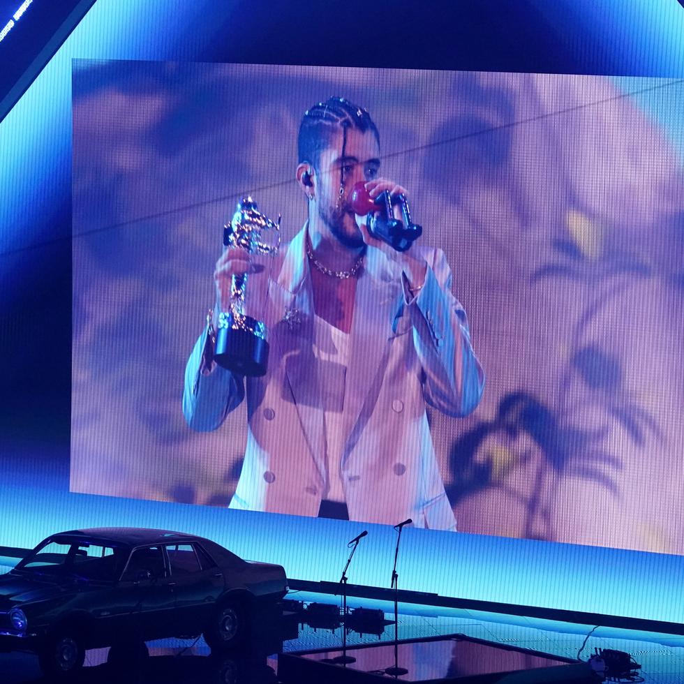 Bad Bunny acepta a distancia el premio a artista del año en los MTV Video Music Awards.