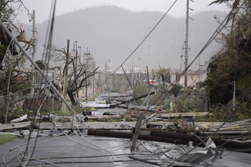 El huracán María hizo colapsar el 80% del sistema de transmisión y distribución del país. (AP)