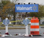 Recuerdan a las víctimas en el estacionamiento de un Walmart en Chesapeake, Virginia, el domingo 27 de noviembre de 2022.