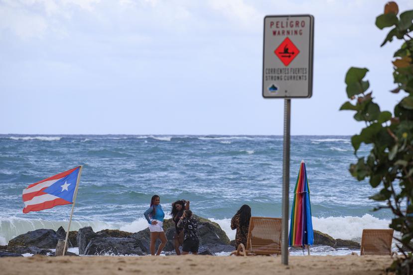En la playa de Condado se han colocado rótulos que advierten sobre las fuertes corrientes.