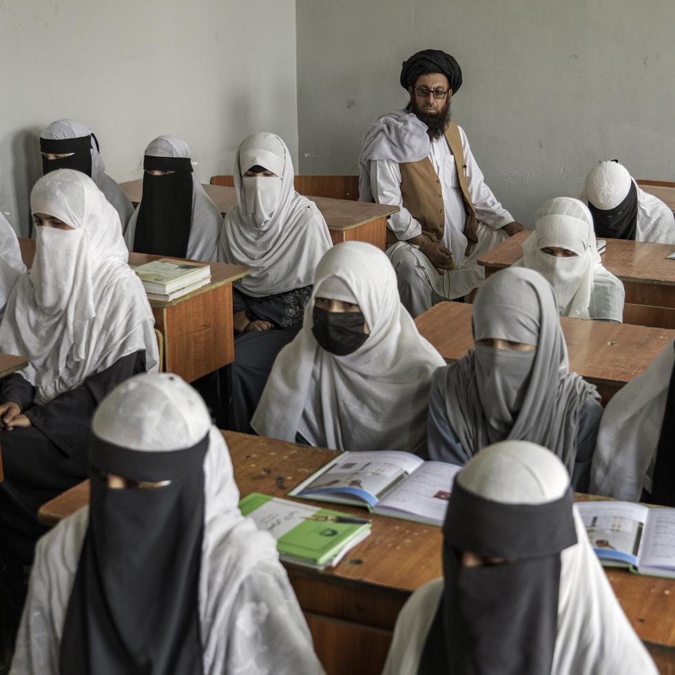 La prohibición a que las niñas estudien más allá del sexto grado se extendió, desde el 2022, a las universidades.