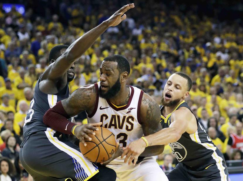 El delantero LeBron James (con el balón) ha llevado la carga principal en la ofensiva de los Cavaliers en los primeros dos desafíos de la serie final. (AP / Marcio José Sánchez)
