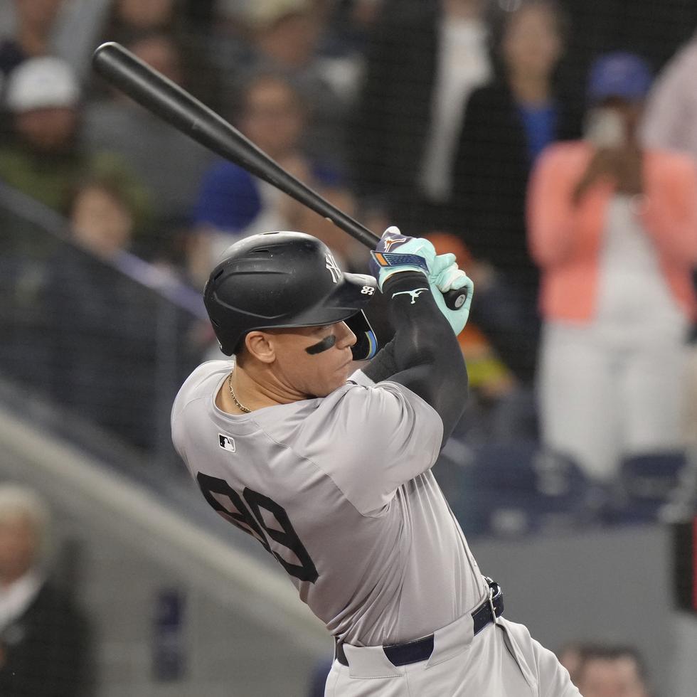 Aaron Judge, de los Yankees de Nueva York, pega un sencillo de dos carreras en el noveno inning del juego ante los Blue Jays de Toronto.