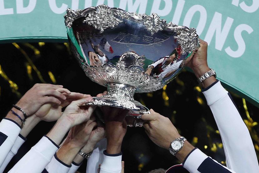 El equipo de Francia alza la Copa Davis tras vencer en la final al conjunto de Bélgica. (AP / Christophe Ena)